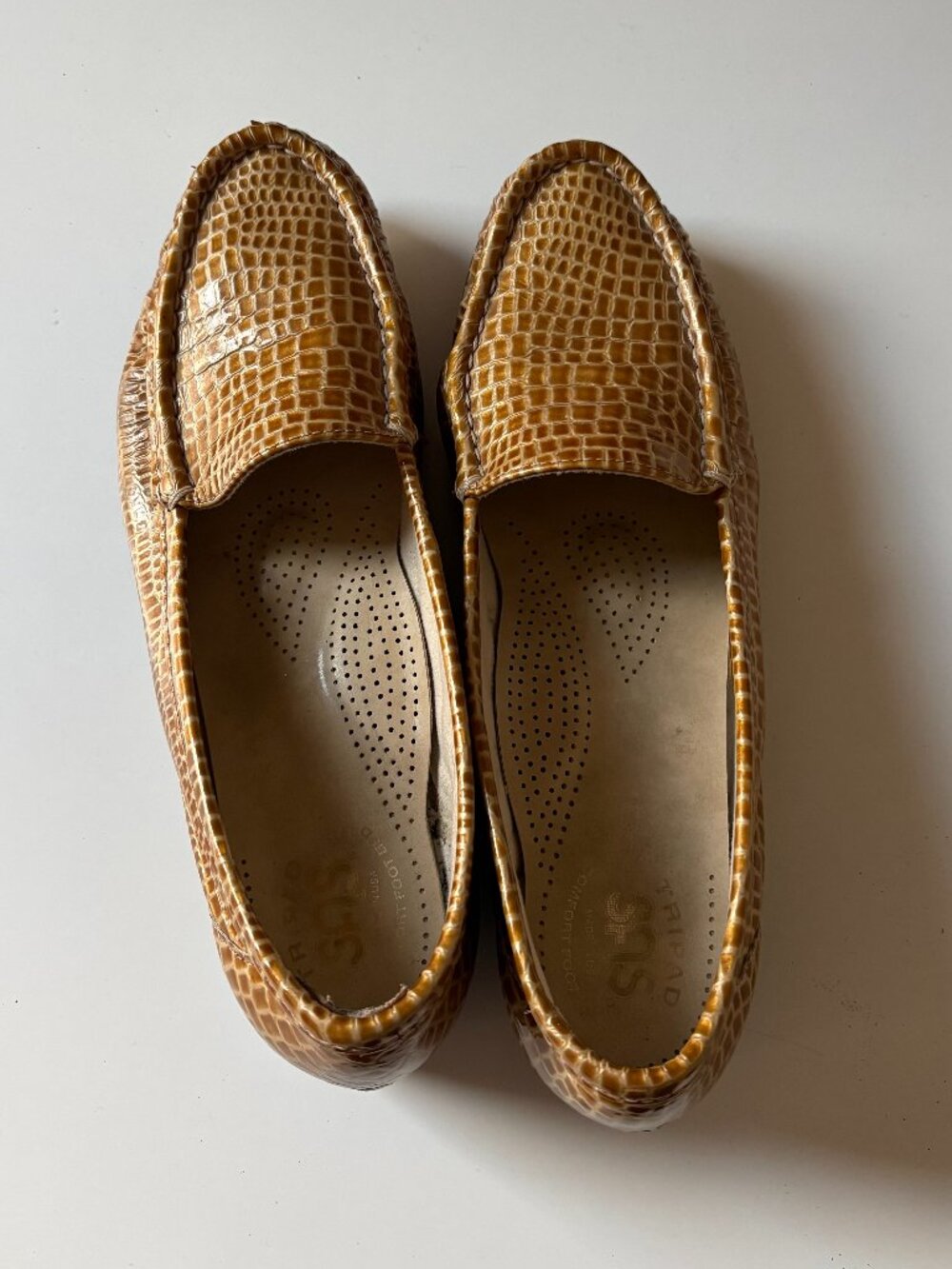 SAS Simplify croc embossed womens leather loafers 8.5S (slim) mustard brown shoe